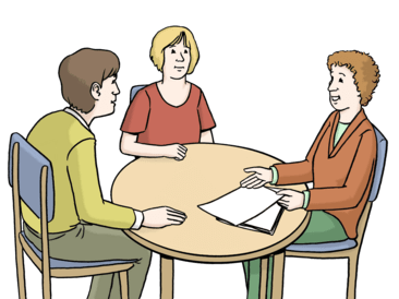Drei Personen sitzen an einem Tisch und besprechen sich.